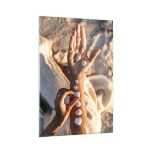Quadro su vetro - Mani con conchiglie disposte sullo sfondo di sabbia - 80x120cm - La bellezza a portata di mano - Decorazione murale moderna per soggiorno e camera da letto ARTTOR