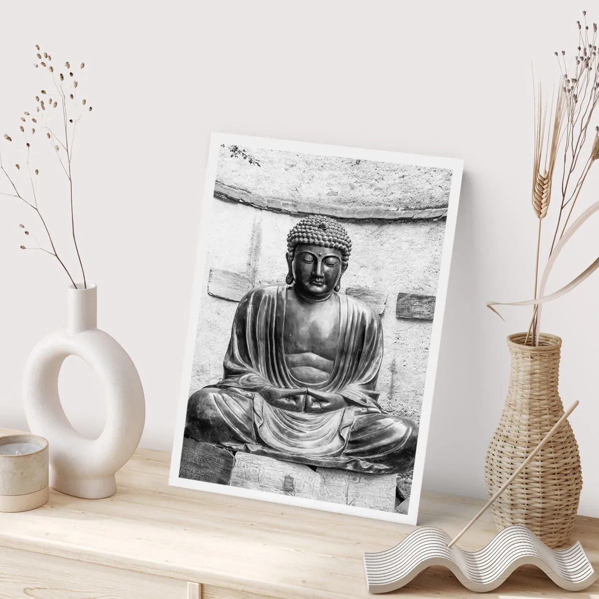 Poster - Una scultura di Buddha in posizione meditativa in toni monocromatici - 50x70cm - Alla fonte della pace - Decorazione murale moderna per soggiorno e camera da letto ARTTOR