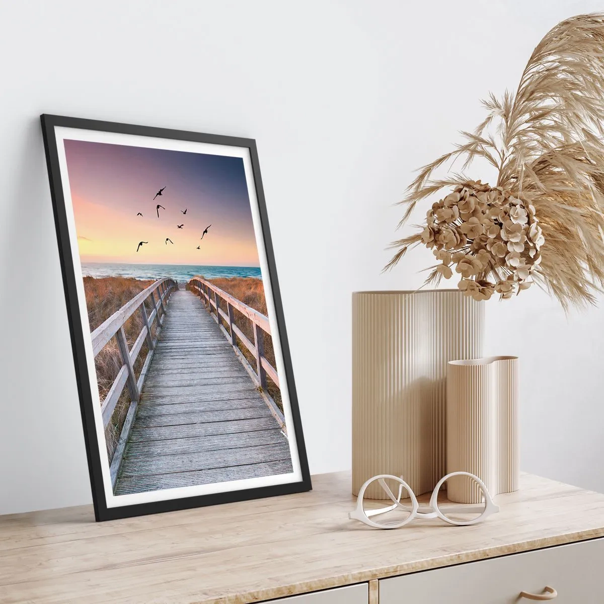 Poster in cornice nera - Molo di legno che conduce alla spiaggia al tramonto - 50x70cm - Spazio per volare - Decorazione murale moderna per soggiorno e camera da letto ARTTOR