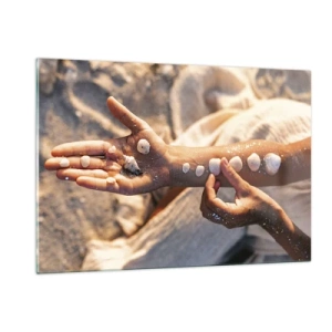 Quadro su vetro - Mani di bambino con conchiglie su uno sfondo di sabbia e tessuto - 120x80cm - La bellezza a portata di mano - Decorazione murale moderna per soggiorno e camera da letto ARTTOR