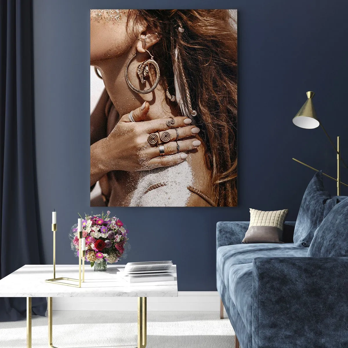 Quadro su vetro - Donna elegante con gioielli e sabbia sulla pelle in spiaggia - 50x70cm - Regina della spiaggia selvatica - Decorazione murale moderna per soggiorno e camera da letto ARTTOR