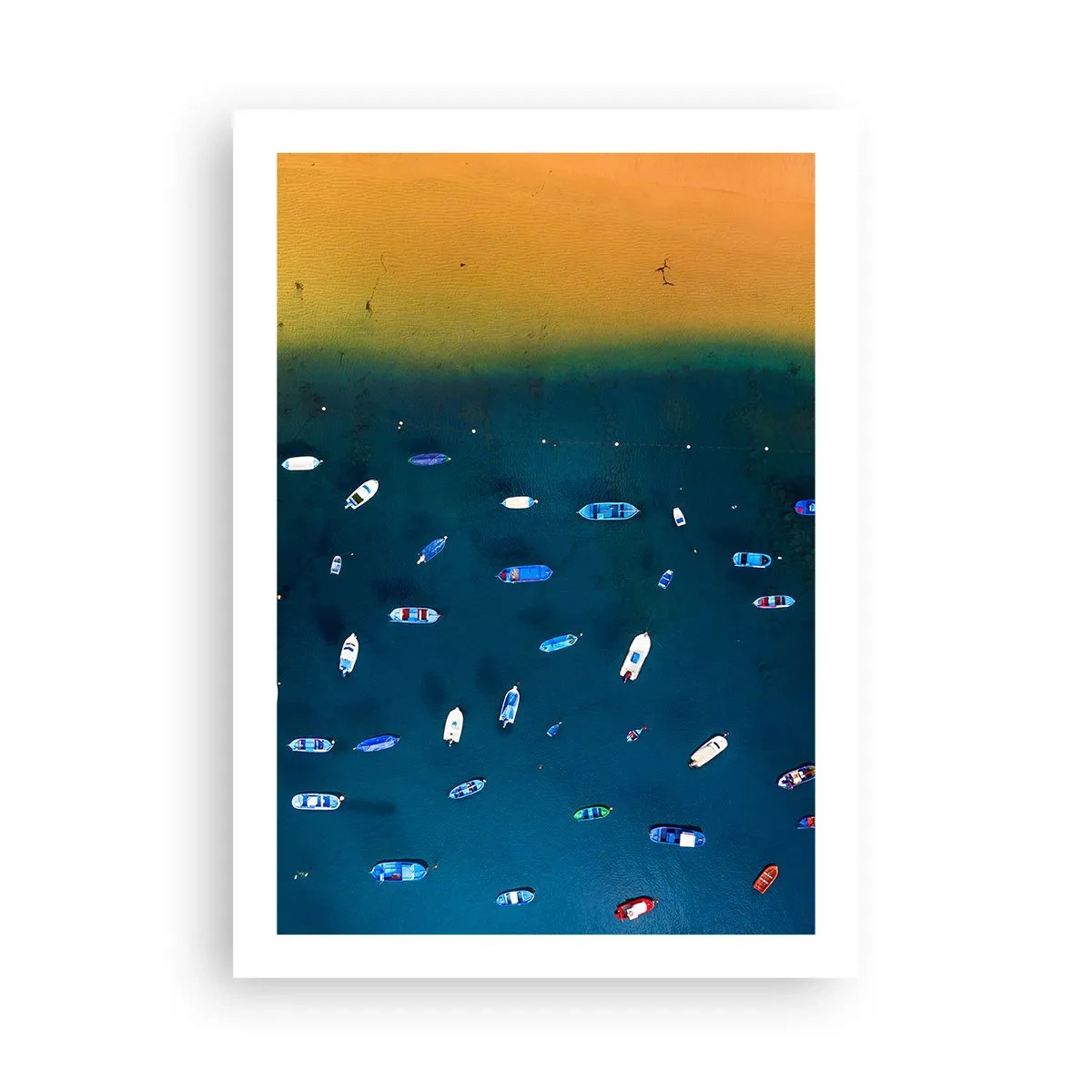 Poster - Vista aerea delle barche alla deriva lungo la spiaggia - 50x70cm - Il gioco delle vacanze - Decorazione murale moderna per soggiorno e camera da letto ARTTOR