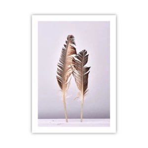 Poster - Due piume marroni su uno sfondo chiaro in stile minimalista - 50x70cm - Contro il nulla - Decorazione murale moderna per soggiorno e camera da letto ARTTOR