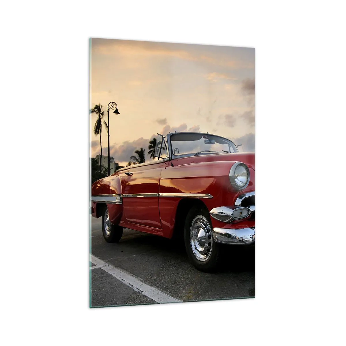 Quadro su vetro - Una decappottabile rossa classica parcheggiata tra le palme al tramonto. - 70x100cm - Il calore rosso dei tropici - Decorazione murale moderna per soggiorno e camera da letto ARTTOR