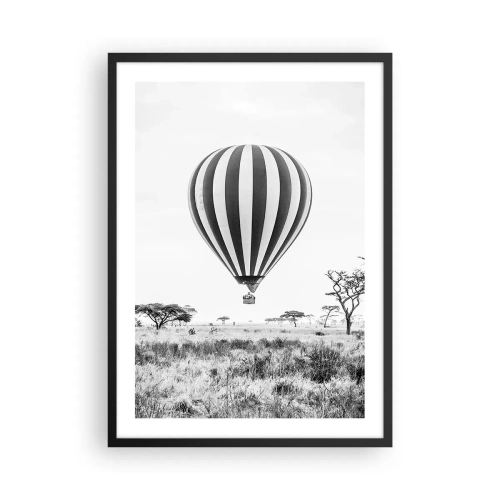 Poster in cornice nera - Una mongolfiera che sorvola la savana in bianco e nero. - 50x70cm - Sulla savana - Decorazione murale moderna per soggiorno e camera da letto ARTTOR