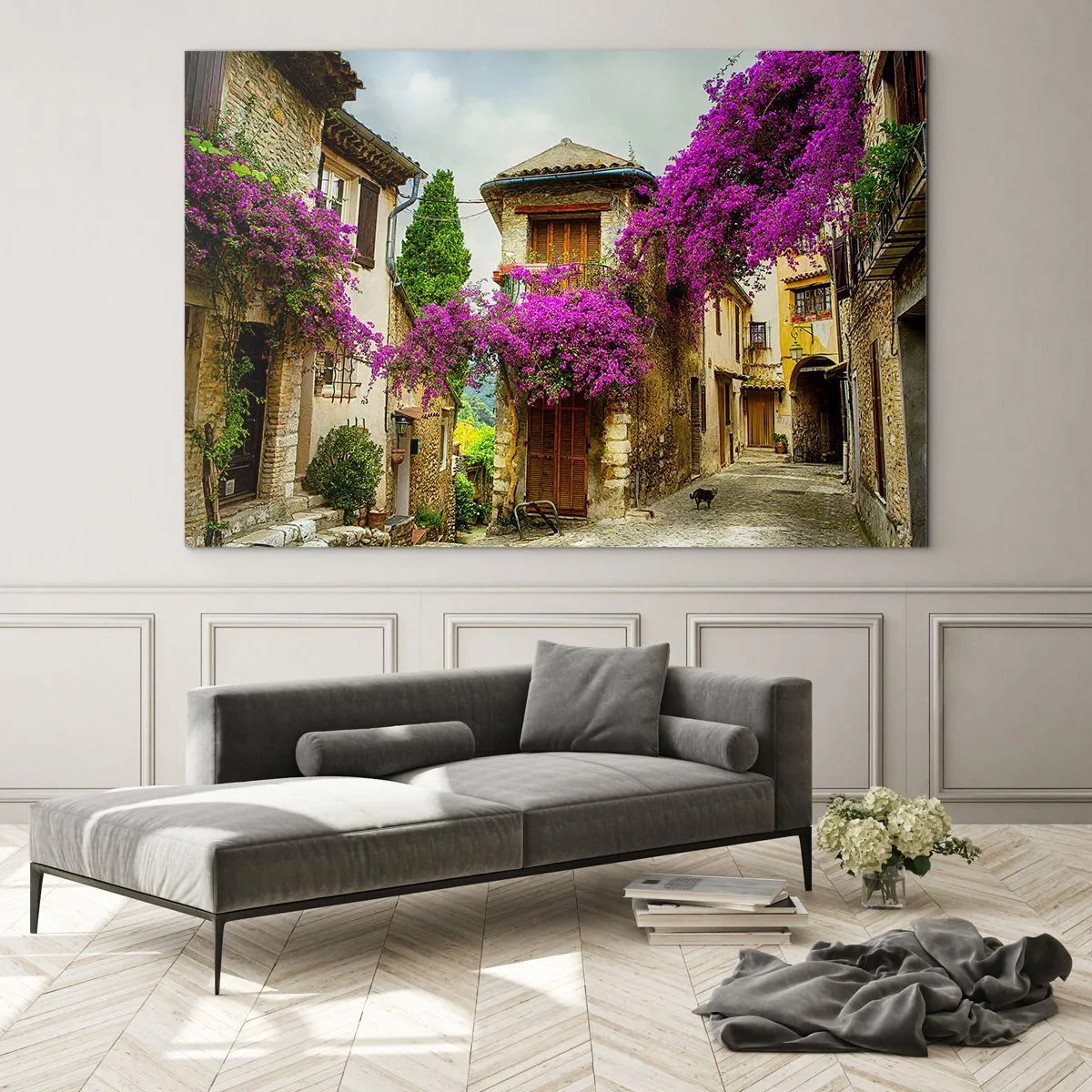 Quadro su vetro - Una strada affascinante con viti rosa in fiore e case popolari - 70x50cm - Sotto un baldacchino di fiori - Decorazione murale moderna per soggiorno e camera da letto ARTTOR