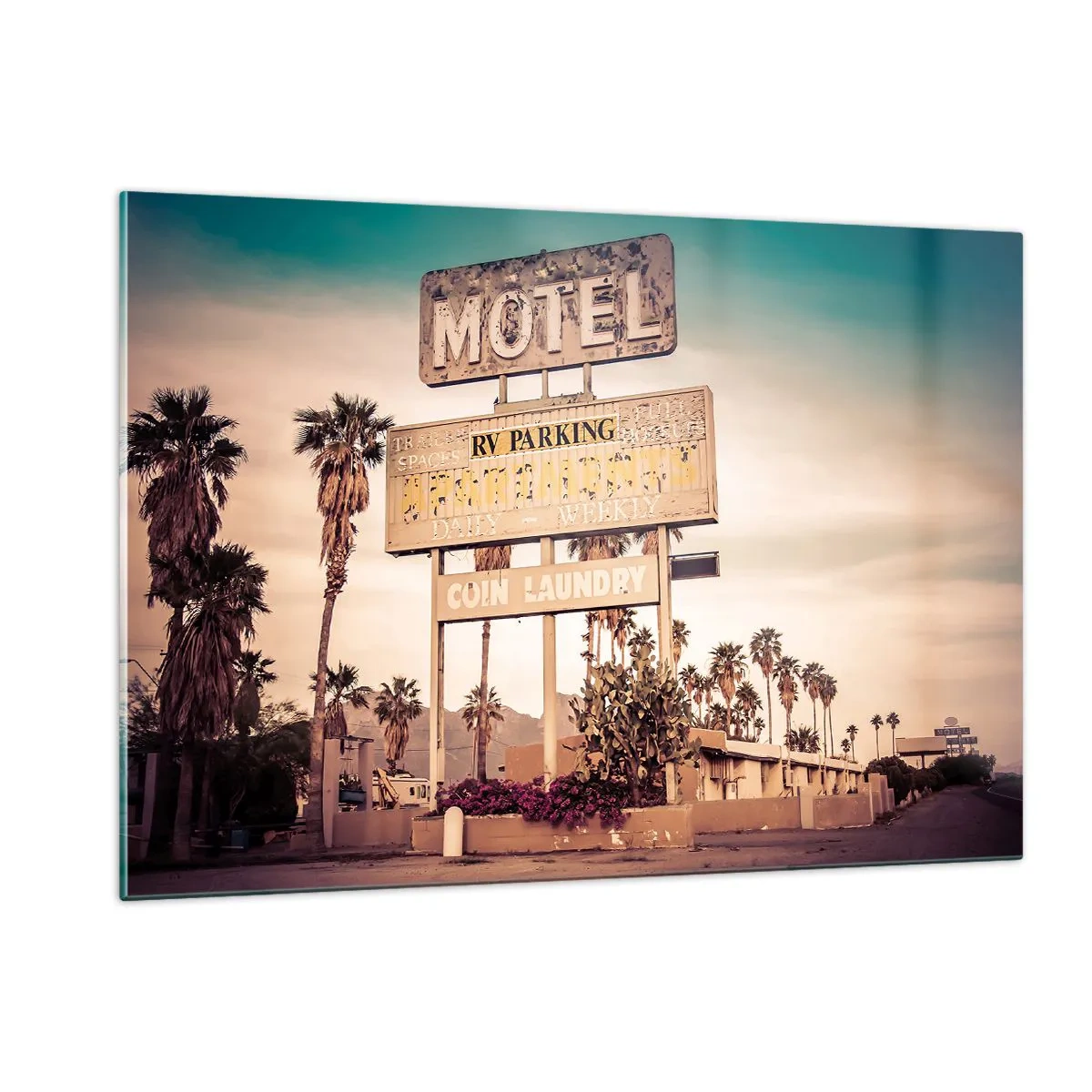 Quadro su vetro - Un vecchio cartello di motel circondato da palme crea un'atmosfera retrò - 120x80cm - Qui il tempo si è fermato - Decorazione murale moderna per soggiorno e camera da letto ARTTOR
