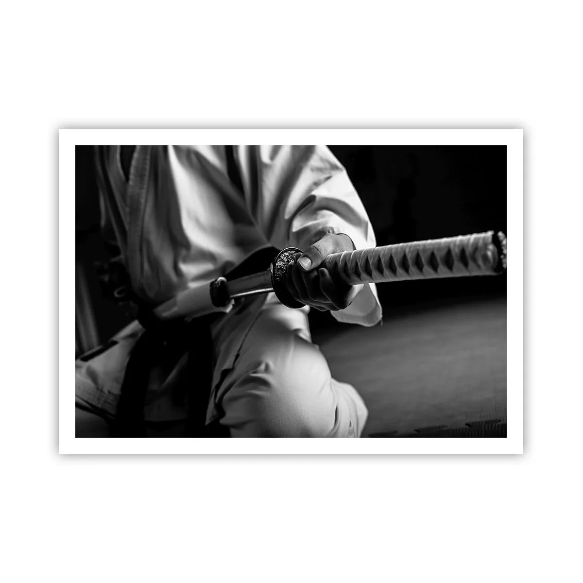 Poster - Un samurai in kimono che impugna una katana in bianco e nero. - 100x70cm - L'anima del guerriero - Decorazione murale moderna per soggiorno e camera da letto ARTTOR