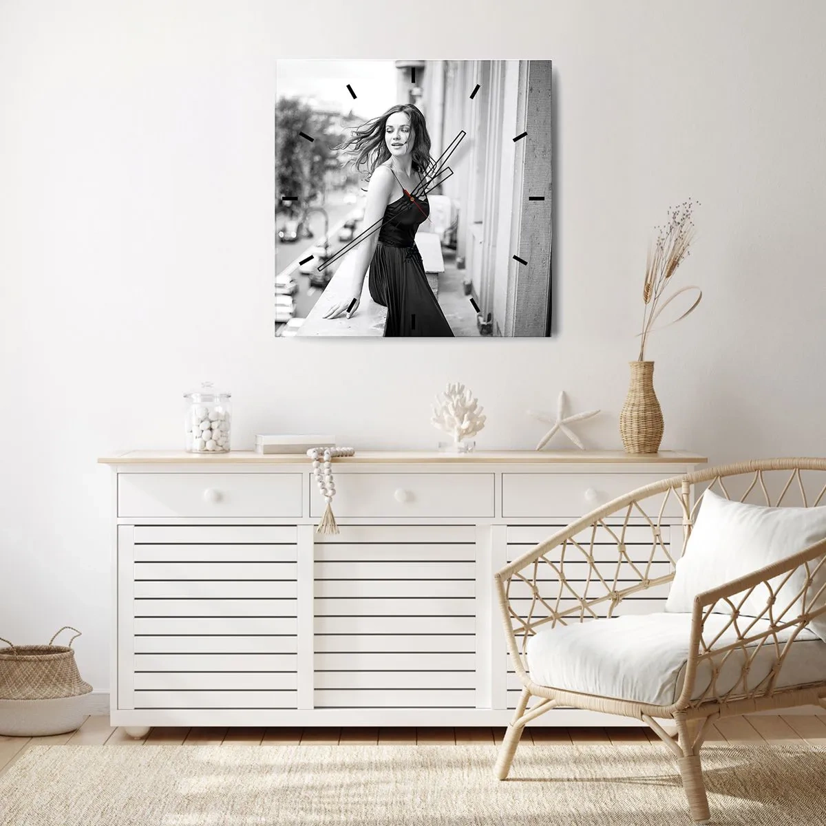 Orologio da parete - Orologio in Vetro - Foto in bianco e nero di una donna su un balcone - 30x30cm - Sicuramente parigina - Decorazione murale moderna per soggiorno e camera da letto ARTTOR