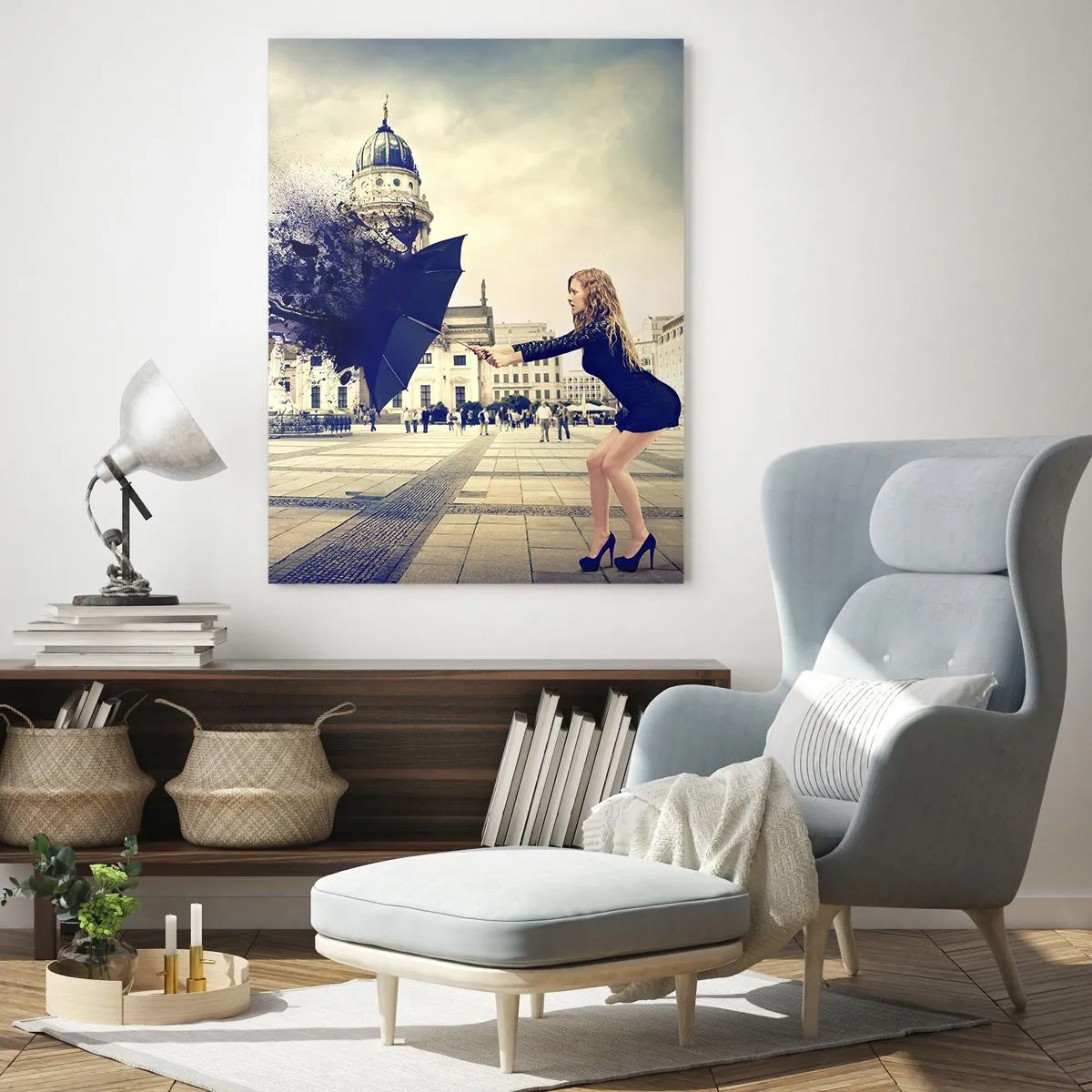 Quadro su vetro - Una donna con un ombrello sullo sfondo di una piazza cittadina in una composizione artistica - 50x70cm - C'è un vento tale... - Decorazione murale moderna per soggiorno e camera da letto ARTTOR