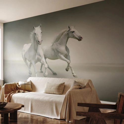 Fotomurali Premium Sand - Due cavalli bianchi che corrono contro un paesaggio nebbioso - 100x70cm - White power! - Decorazione murale moderna per soggiorno e camera da letto ARTTOR