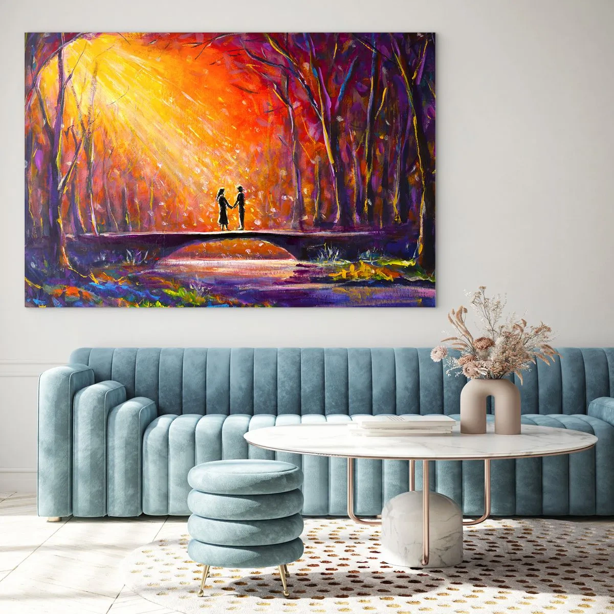 Quadro su vetro - Una coppia su un ponte alla luce del sole al tramonto, circondata dagli alberi. - 120x80cm - Anche il cielo li ama - Decorazione murale moderna per soggiorno e camera da letto ARTTOR