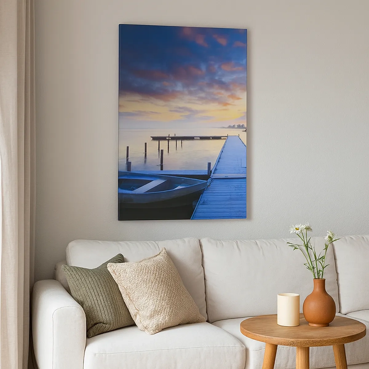 Quadro su tela - Stampe su Tela - Un molo sul lago al tramonto con una barca sulla riva - 50x70cm - Tranquillità violacea e dorata - Decorazione murale moderna per soggiorno e camera da letto ARTTOR