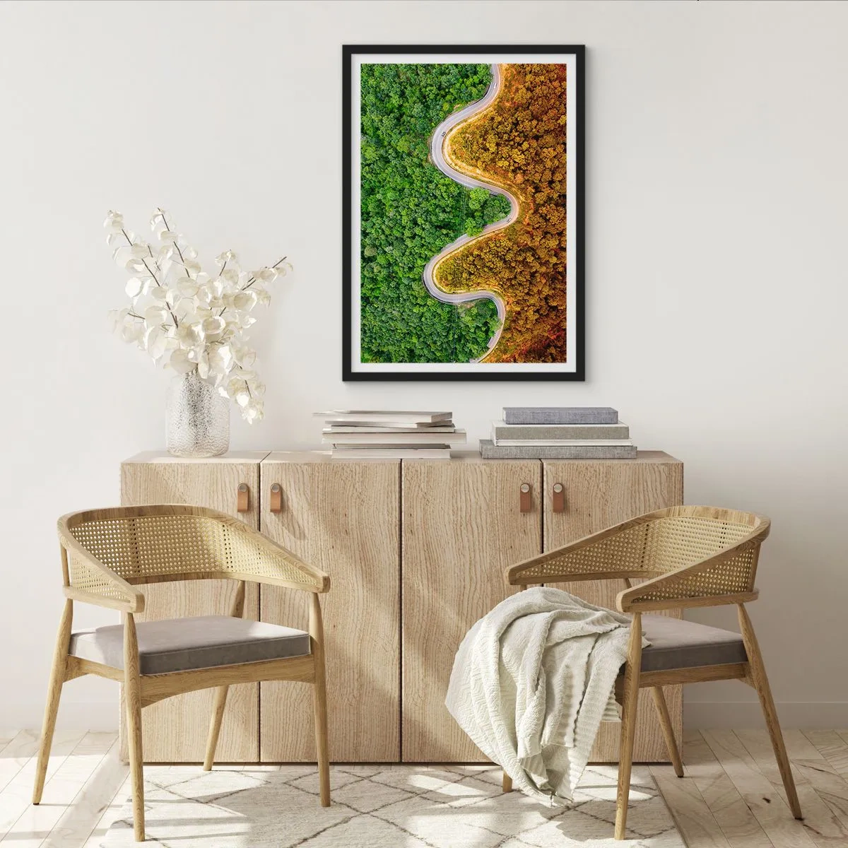 Poster in cornice nera - Una strada che si snoda attraverso una foresta divisa in parti verdi e autunnali - 50x70cm - Confine e separazione - Decorazione murale moderna per soggiorno e camera da letto ARTTOR