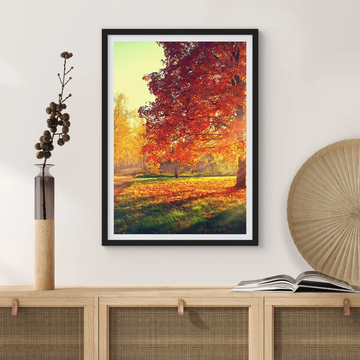 Poster in cornice nera - Parco autunnale con un albero con foglie dorate al sole - 50x70cm - Rosso è bello - Decorazione murale moderna per soggiorno e camera da letto ARTTOR