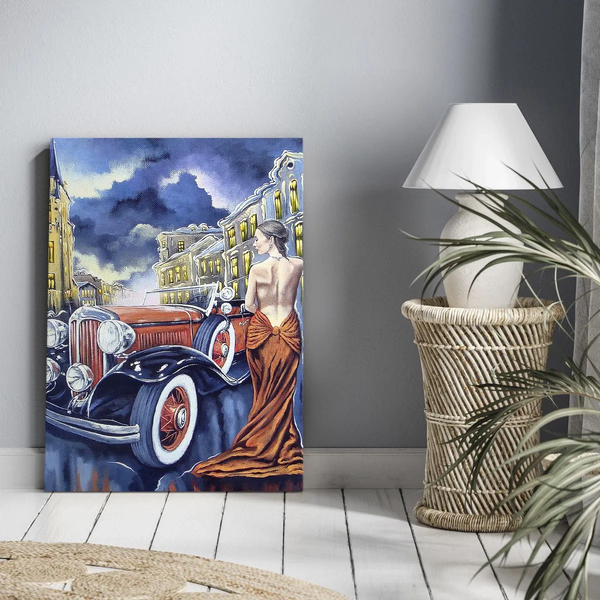 Quadro su tela - Stampe su Tela - Una donna in un abito elegante accanto a un'auto d'epoca di notte - 50x70cm - Notturno in blu e coralli - Decorazione murale moderna per soggiorno e camera da letto ARTTOR