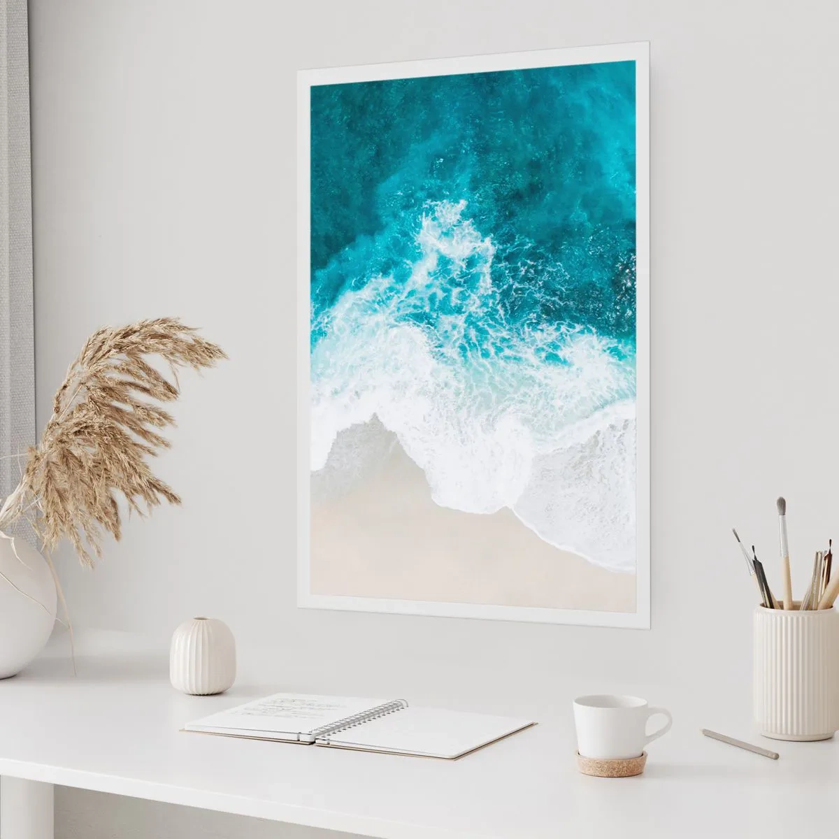 Poster - Vista aerea delle onde turchesi che si infrangono su una spiaggia sabbiosa - 50x70cm - Morbidezza naturale - Decorazione murale moderna per soggiorno e camera da letto ARTTOR