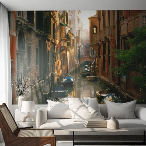 Fotomurali Premium Sand - Uno stretto canale a Venezia con barche ed edifici storici - 100x70cm - Un angolo di Venezia - Decorazione murale moderna per soggiorno e camera da letto ARTTOR