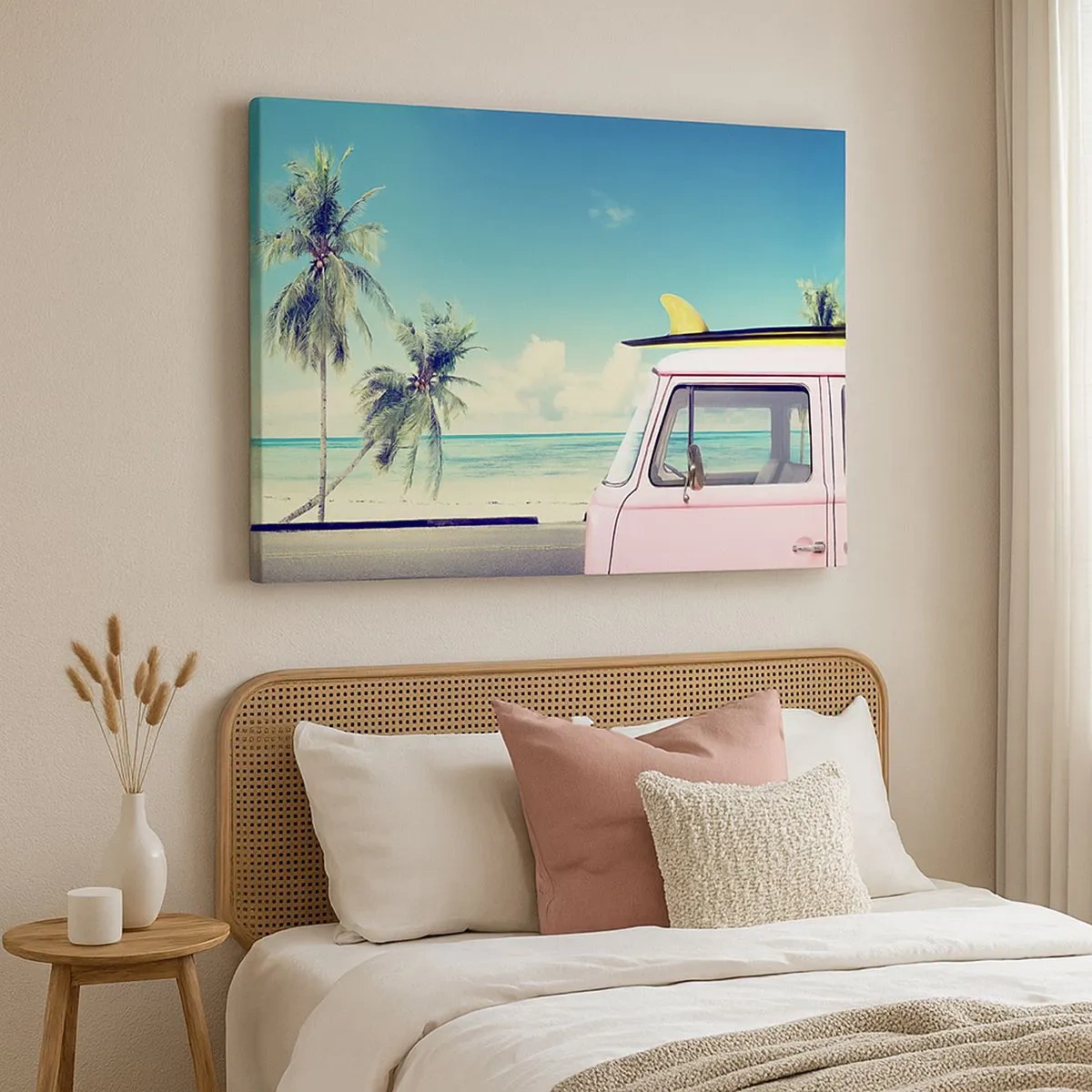 Quadro su tela - Stampe su Tela - Un furgone rosa con una tavola da surf sullo sfondo di una spiaggia tropicale. - 70x50cm - Tempo di vacanze - Decorazione murale moderna per soggiorno e camera da letto ARTTOR
