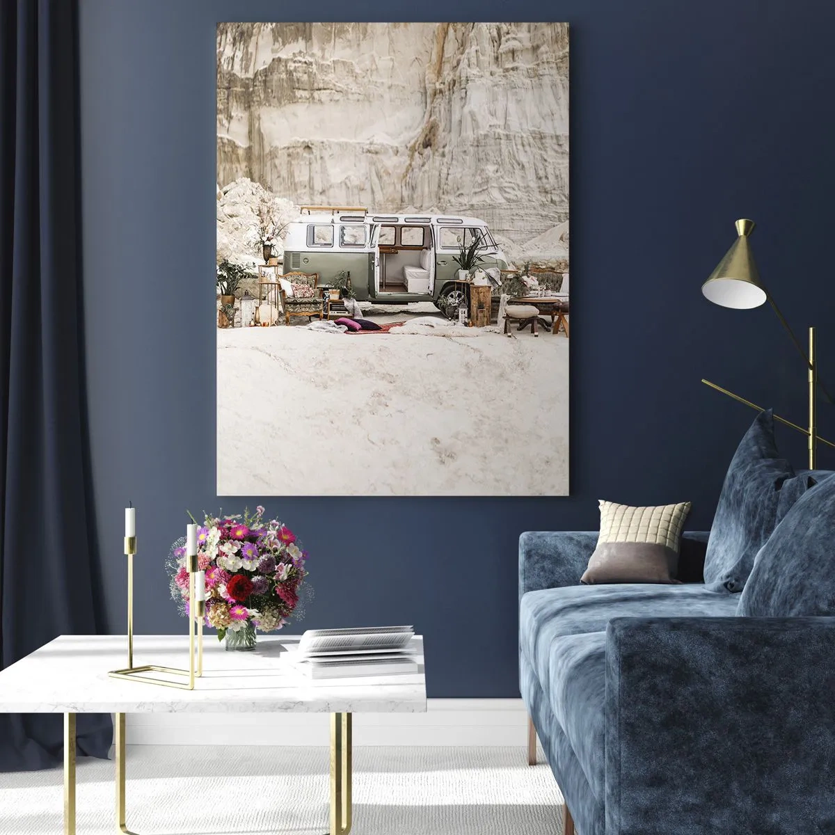 Quadro su vetro - Un camper retrò dal design boho sullo sfondo di un paesaggio roccioso. - 80x120cm - è tempo di viaggiare - Decorazione murale moderna per soggiorno e camera da letto ARTTOR