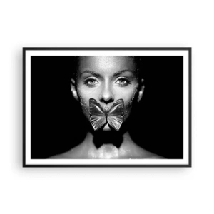 Poster in cornice nera - Volto di donna in bianco e nero con una farfalla sulle labbra - 100x70cm - Il bacio delle farfalle - Decorazione murale moderna per soggiorno e camera da letto ARTTOR