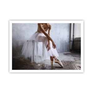 Poster - Una ballerina in una posa delicata su uno sfondo industriale - 100x70cm - Prima che si accendano le luci del palco - Decorazione murale moderna per soggiorno e camera da letto ARTTOR
