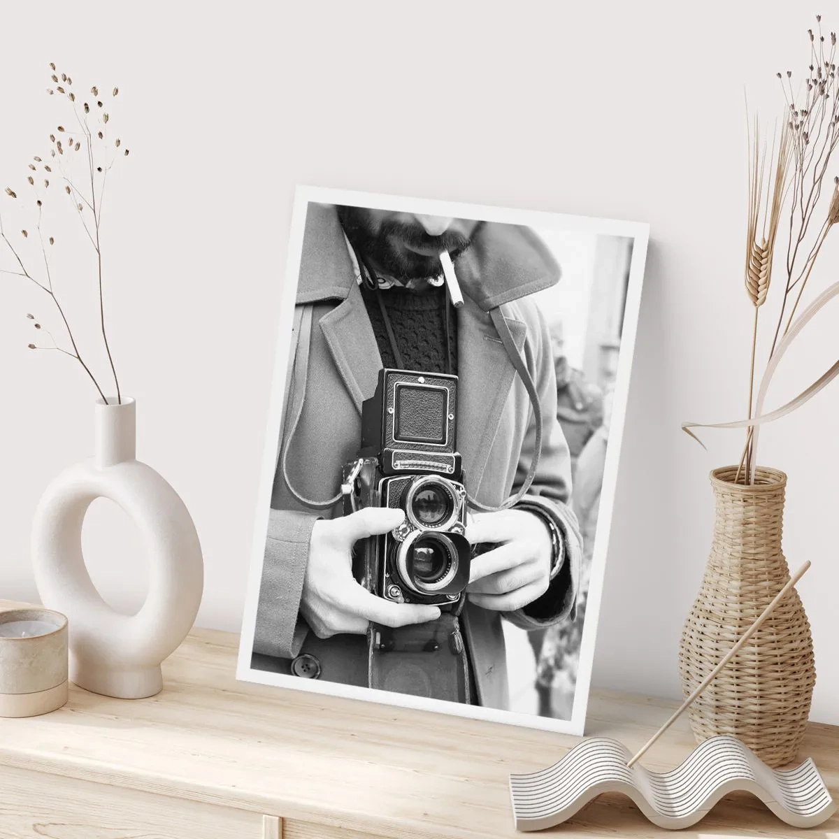 Poster - Ritratto in bianco e nero di un uomo con una macchina fotografica analogica - 50x70cm - In stile retro - Decorazione murale moderna per soggiorno e camera da letto ARTTOR