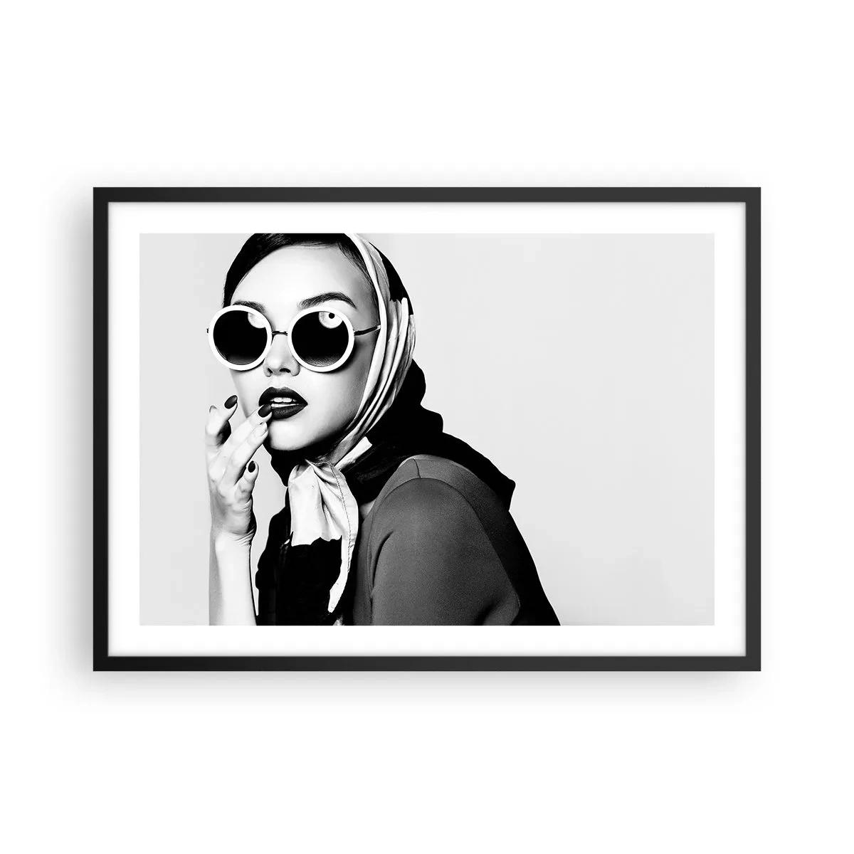 Poster in cornice nera - Ritratto in bianco e nero di una donna che indossa occhiali e un foulard - 70x50cm - Saluti dagli anni '60 - Decorazione murale moderna per soggiorno e camera da letto ARTTOR