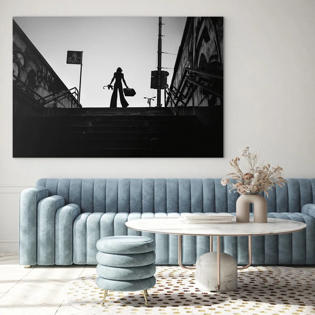 Quadro su vetro - Silhouette in bianco e nero di una donna sullo sfondo di un paesaggio urbano - 70x50cm - Gita cittadina - Decorazione murale moderna per soggiorno e camera da letto ARTTOR