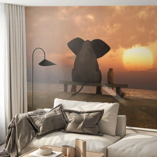 Fotomurali Standard Eco - Un elefante e un cane su una panchina ammirano il tramonto sul mare. - 100x70cm - A volte bisogna tacere - Decorazione murale moderna per soggiorno e camera da letto ARTTOR