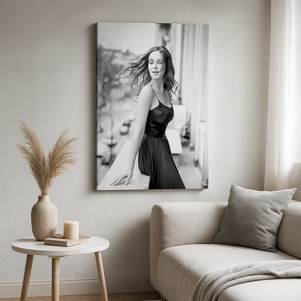 Quadro su tela - Stampe su Tela - Foto in bianco e nero di una donna su un balcone - 50x70cm - Sicuramente parigina - Decorazione murale moderna per soggiorno e camera da letto ARTTOR