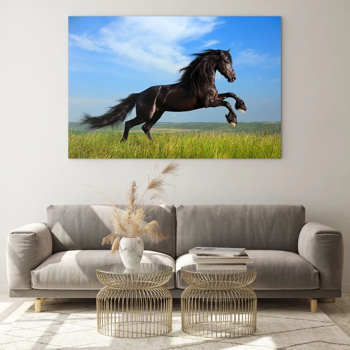 Quadro su vetro - Un cavallo nero al galoppo contro un cielo azzurro e un prato verde. - 120x80cm - Coinvolgente manifesto di libertà - Decorazione murale moderna per soggiorno e camera da letto ARTTOR
