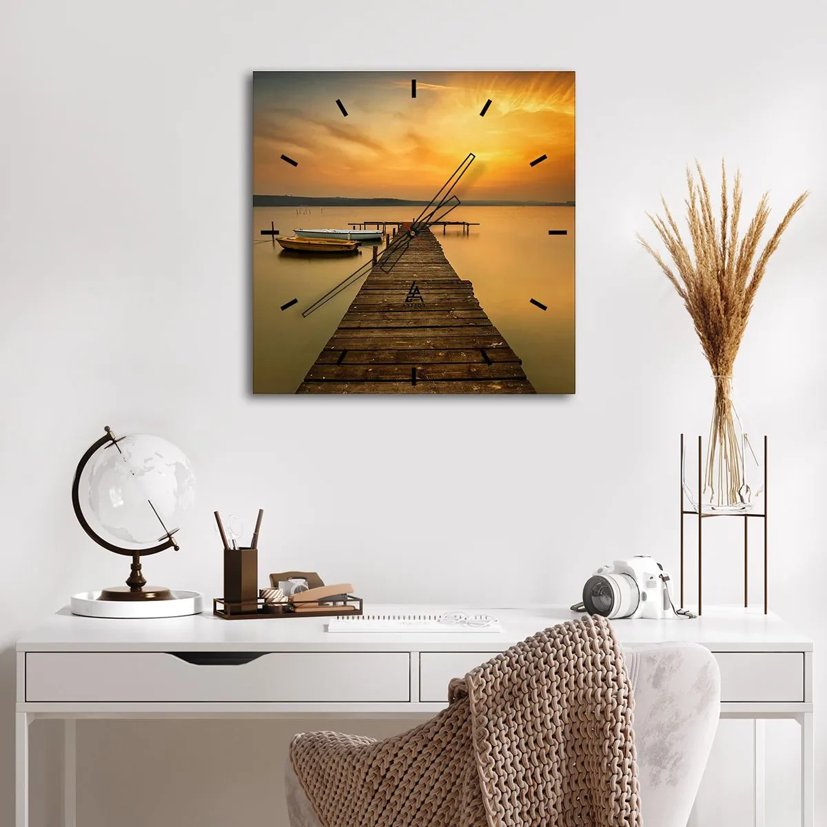 Orologio da parete - Orologio in Vetro - Pontile in legno e barche sul lago al tramonto - 30x30cm - Ti apro il cielo dorato - Decorazione murale moderna per soggiorno e camera da letto ARTTOR