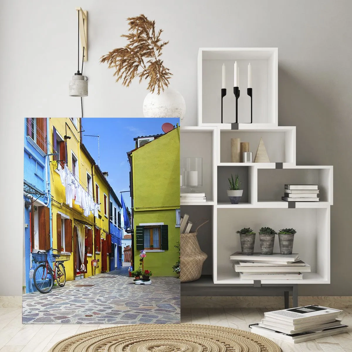 Quadro su vetro - Una strada colorata con biciclette e case decorate - 50x70cm - Un dolce angolo color pastello - Decorazione murale moderna per soggiorno e camera da letto ARTTOR
