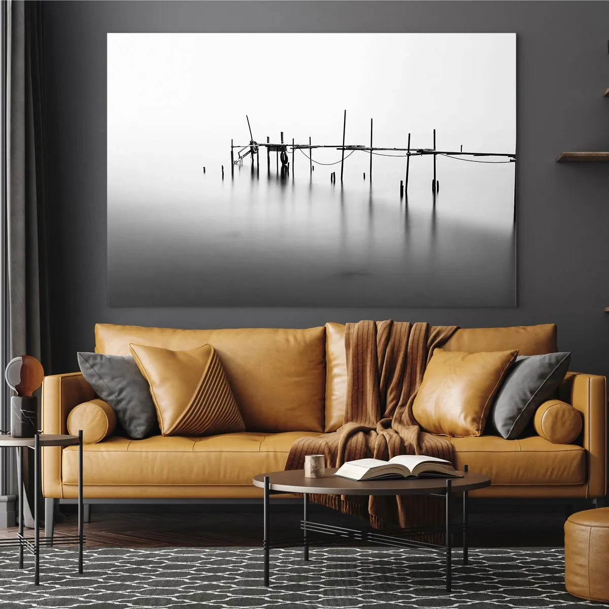 Quadro su vetro - Un molo bianco e nero su una superficie d'acqua calma - 100x70cm - E se la luce non c'è? - Decorazione murale moderna per soggiorno e camera da letto ARTTOR