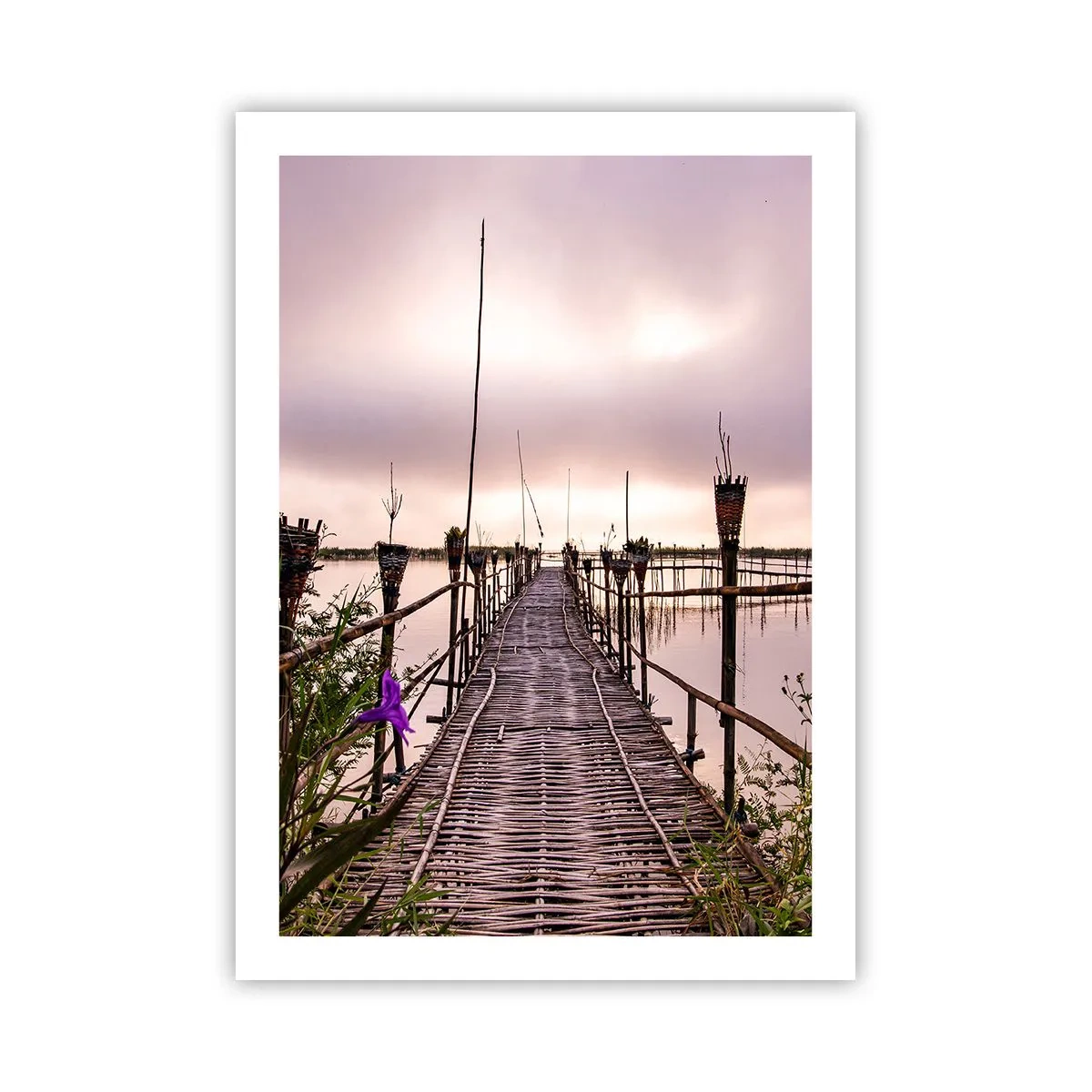 Poster - Ponte di bambù sull'acqua calma al tramonto - 50x70cm - Pace e silenzio dell'Asia - Decorazione murale moderna per soggiorno e camera da letto ARTTOR