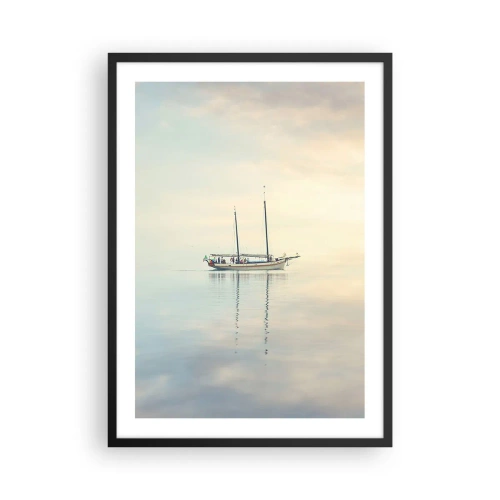 Poster in cornice nera - Una nave su un mare calmo con un dolce riflesso - 50x70cm - Silenzio in mare - Decorazione murale moderna per soggiorno e camera da letto ARTTOR