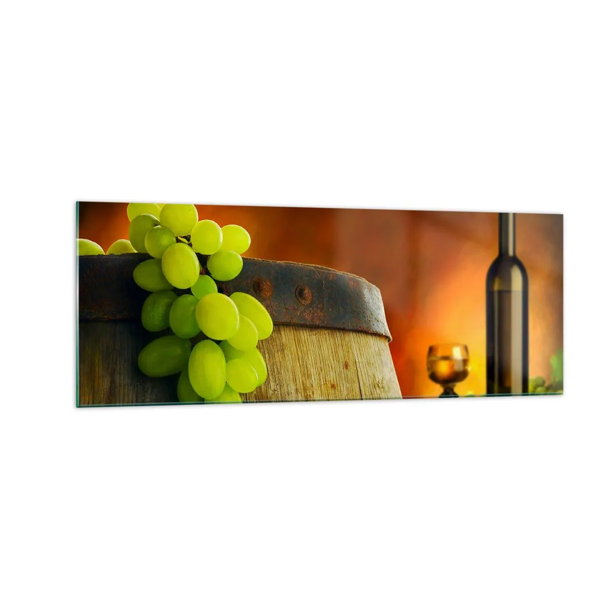 Quadro su vetro - Uva su una botte di vino con uno schema di colori caldi sullo sfondo - 140x50cm - Natura morta con bottiglia di vino e acini d'uva - Decorazione murale moderna per soggiorno e camera da letto ARTTOR