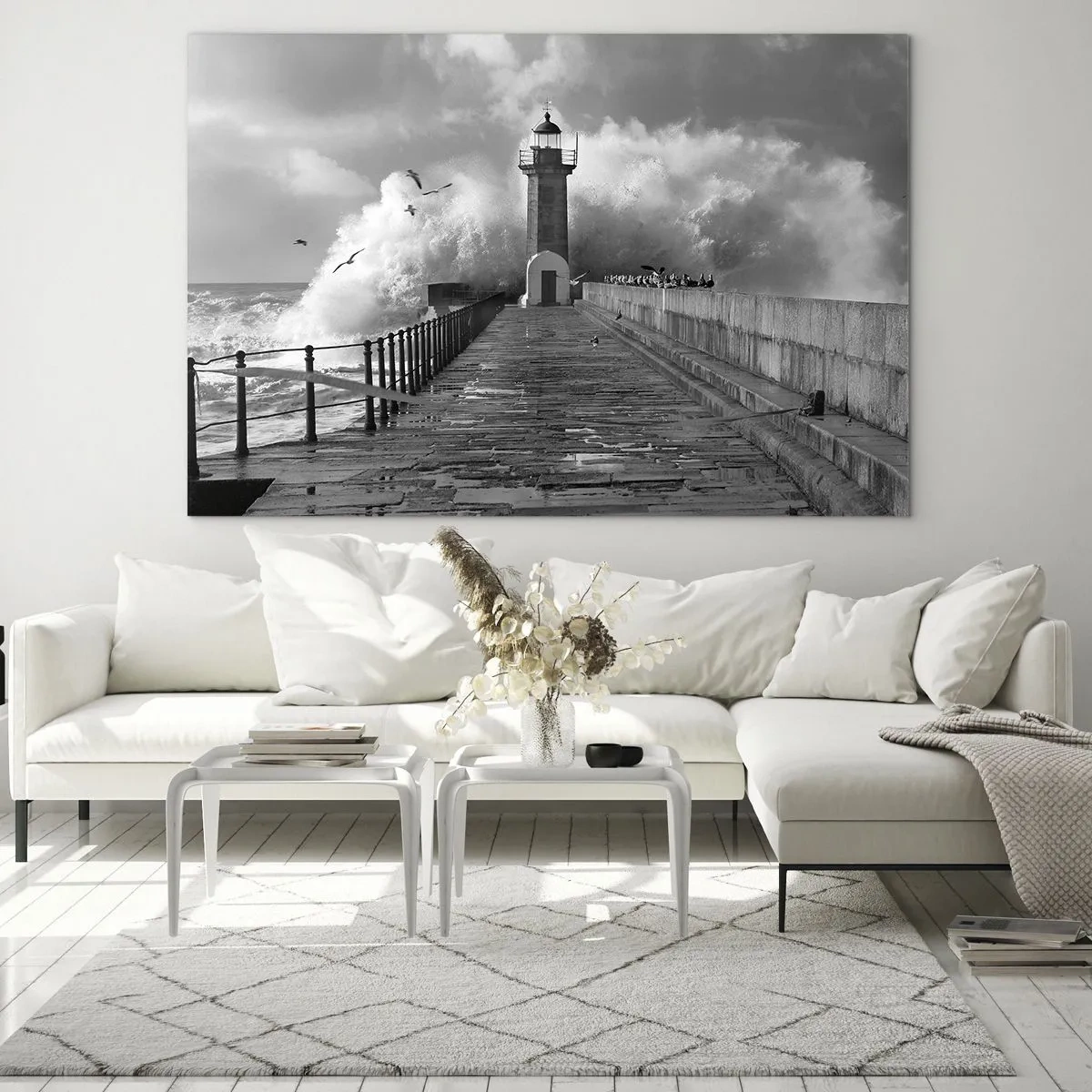 Quadro su vetro - Una foto in bianco e nero di un faro in mezzo alle onde che si infrangono. - 120x80cm - Senza paura - Decorazione murale moderna per soggiorno e camera da letto ARTTOR