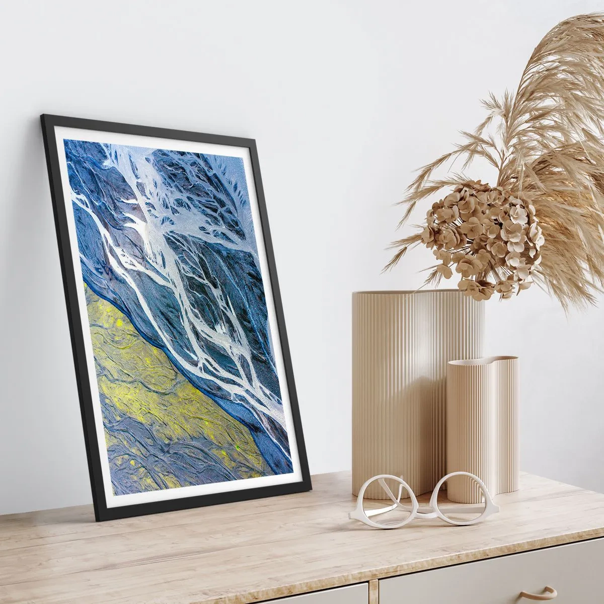 Poster in cornice nera - Una composizione astratta che ricorda fiumi e rocce. - 50x70cm - Le pitture rupestri della natura - Decorazione murale moderna per soggiorno e camera da letto ARTTOR