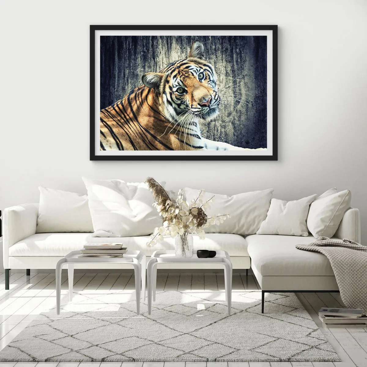 Poster in cornice nera - Una tigre sdraiata contro un muro dalla consistenza ruvida - 100x70cm - Ritratto nei flussi di luce - Decorazione murale moderna per soggiorno e camera da letto ARTTOR
