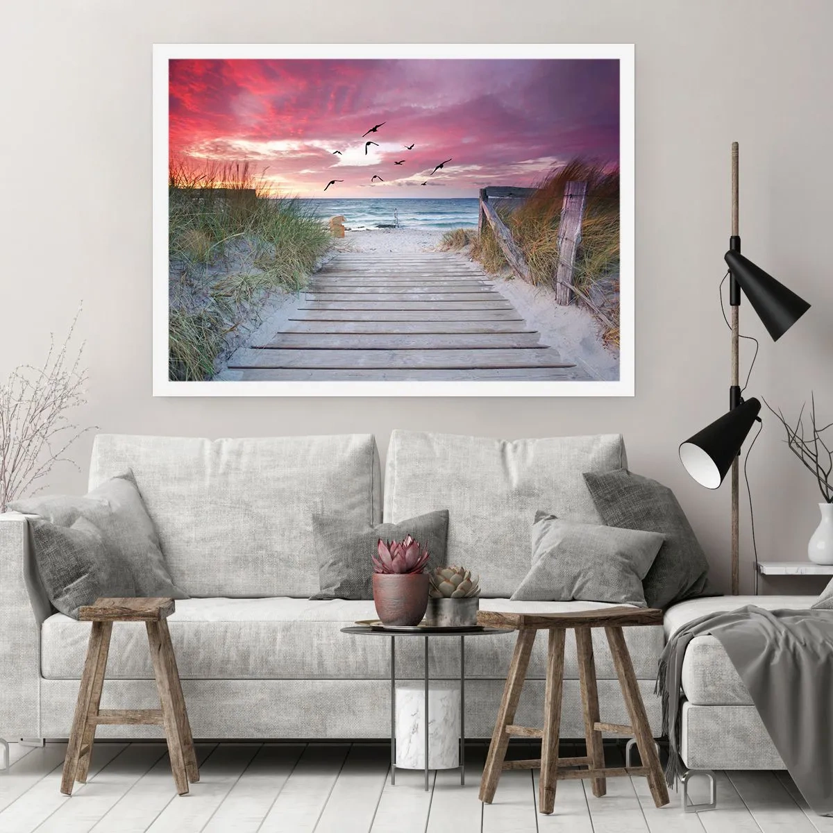 Poster - Sentiero in legno sulla spiaggia al tramonto rosa - 100x70cm - Impressioni baltiche - Decorazione murale moderna per soggiorno e camera da letto ARTTOR