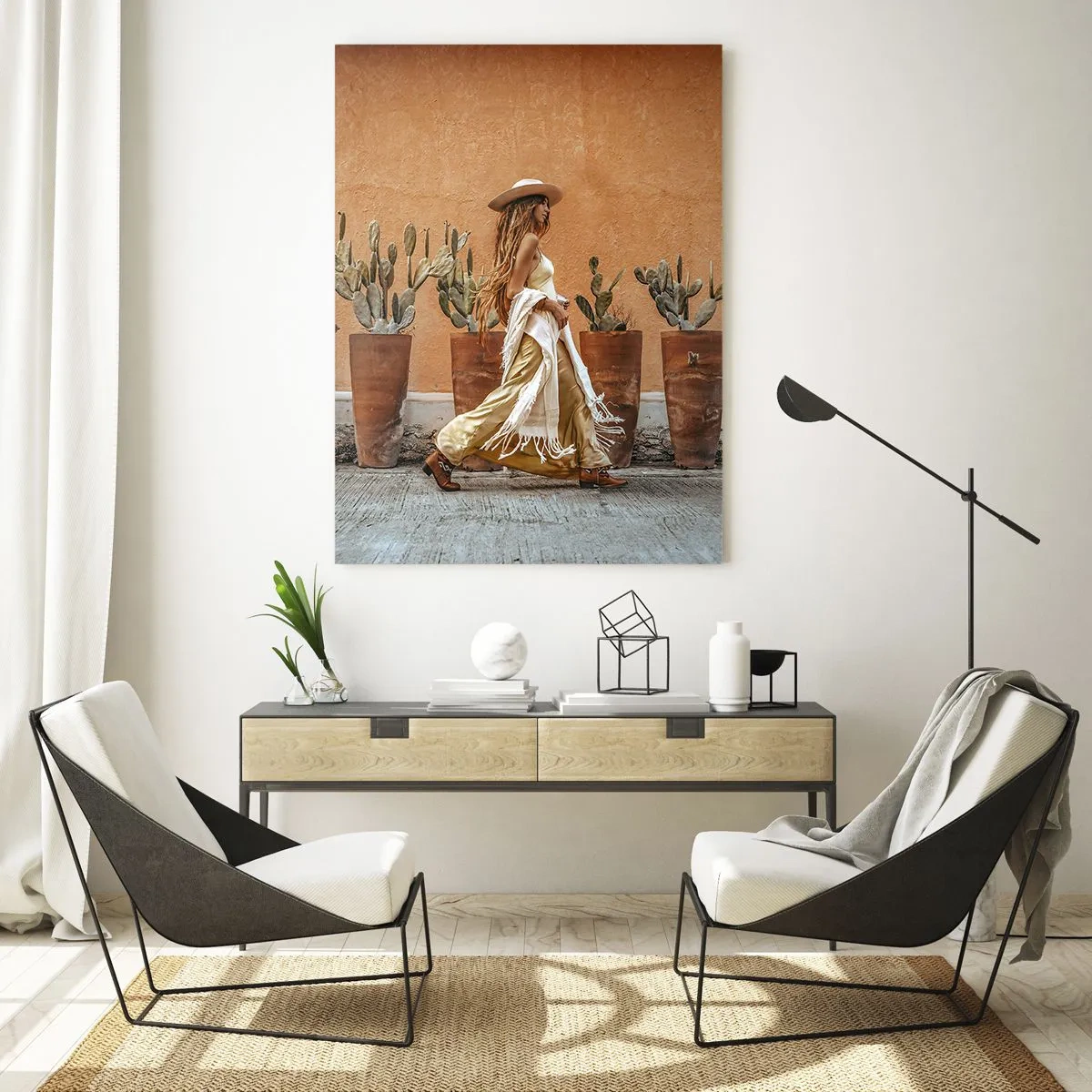 Quadro su vetro - Una donna in stile boho con vasi di cactus sullo sfondo. - 70x100cm - In stile hippy - Decorazione murale moderna per soggiorno e camera da letto ARTTOR