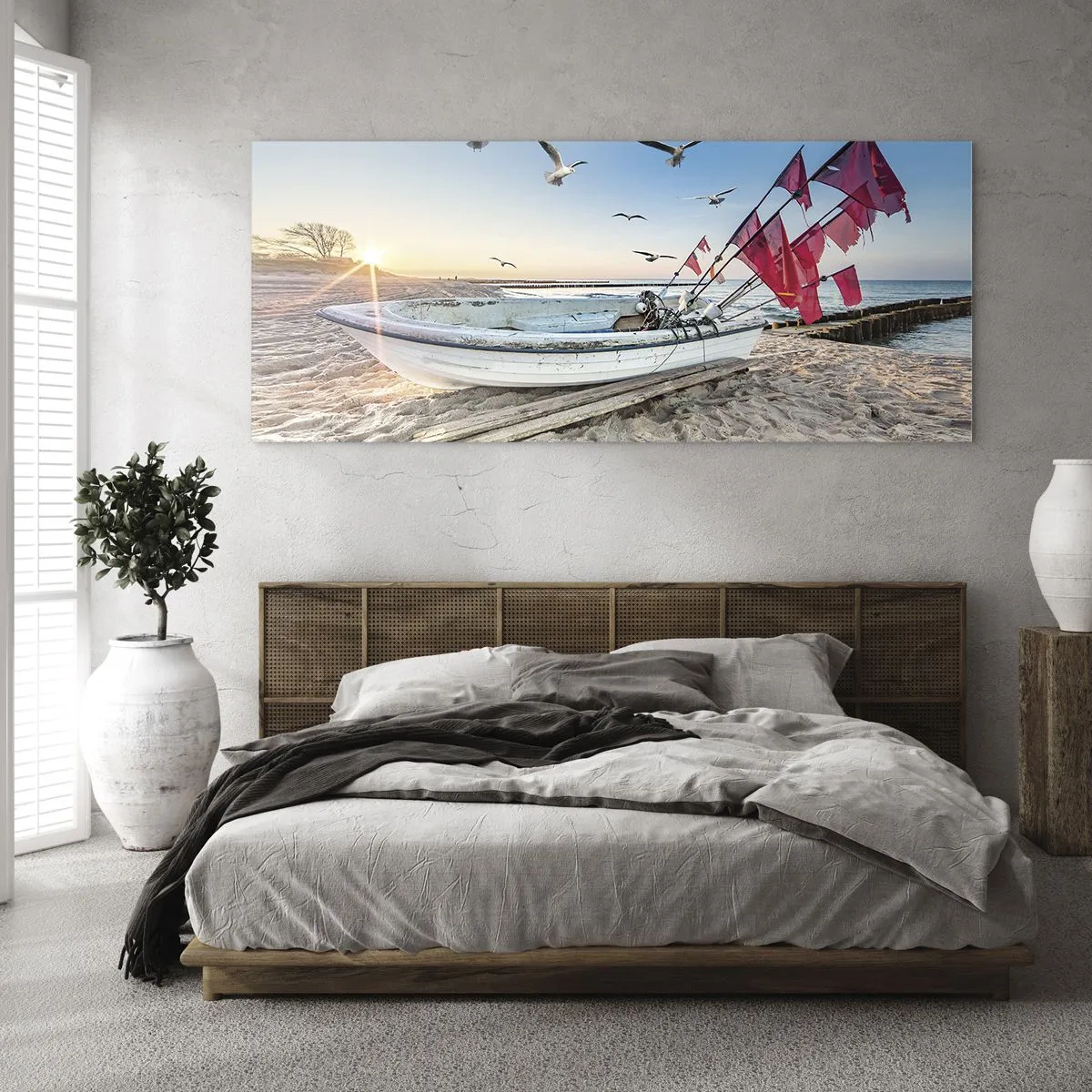 Quadro su vetro - Una barca sulla spiaggia all'alba con gabbiani e bandiere rosse - 120x50cm - Meritato riposo - Decorazione murale moderna per soggiorno e camera da letto ARTTOR