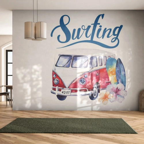 Fotomurali Standard Eco - Furgone da surf retrò con tavole e fiori di ibisco - 100x70cm - In pulmino a fare surf - Decorazione murale moderna per soggiorno e camera da letto ARTTOR