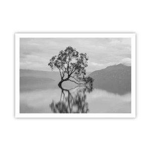 Poster - Un albero solitario riflesso nell'acqua con le montagne sullo sfondo - 100x70cm - C'è un paese così - Decorazione murale moderna per soggiorno e camera da letto ARTTOR