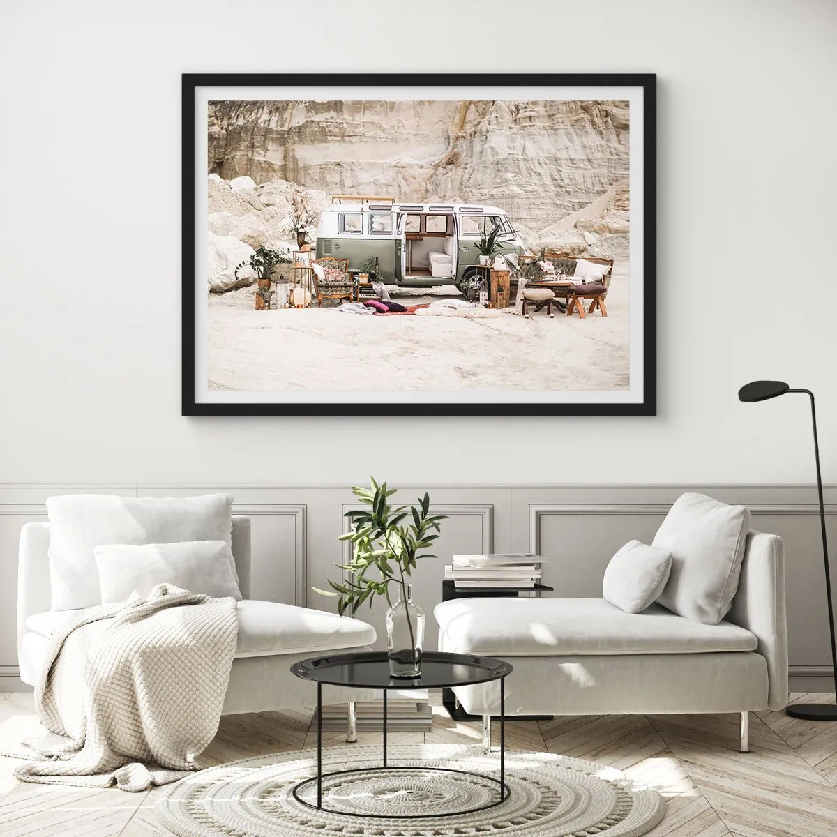 Poster in cornice nera - Un camper retrò dal design boho sullo sfondo di un paesaggio roccioso. - 100x70cm - è tempo di viaggiare - Decorazione murale moderna per soggiorno e camera da letto ARTTOR