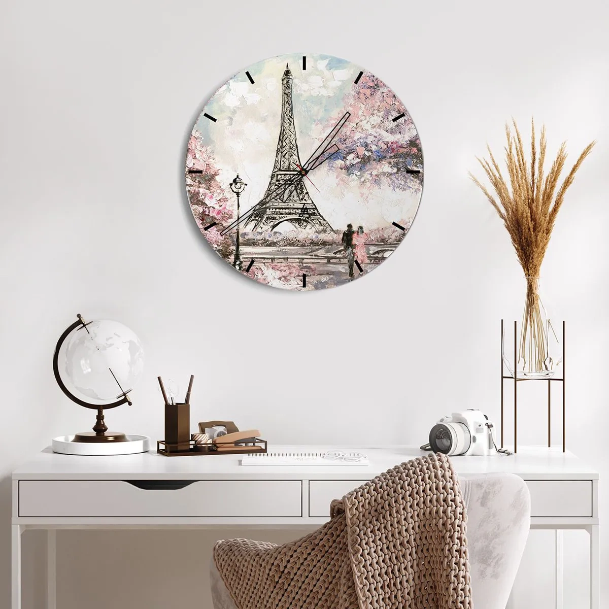 Orologio da parete - Orologio in Vetro - La Torre Eiffel circondata da alberi in fiore - 30x30cm - Passeggiata a Parigi in aprile - Decorazione murale moderna per soggiorno, cucina e camera da letto ARTTOR