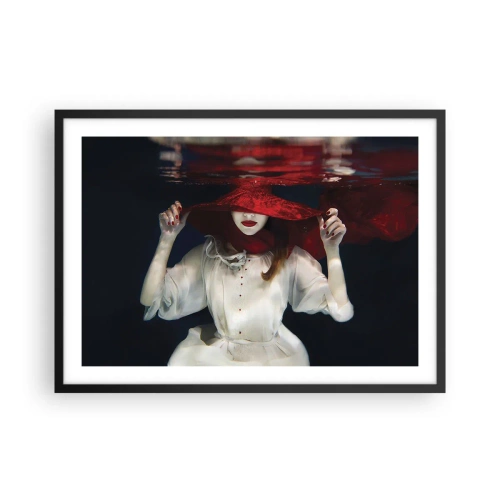 Poster in cornice nera - Una donna con un cappello rosso immersa nell'acqua - 70x50cm - Donnagatto - Decorazione murale moderna per soggiorno e camera da letto ARTTOR