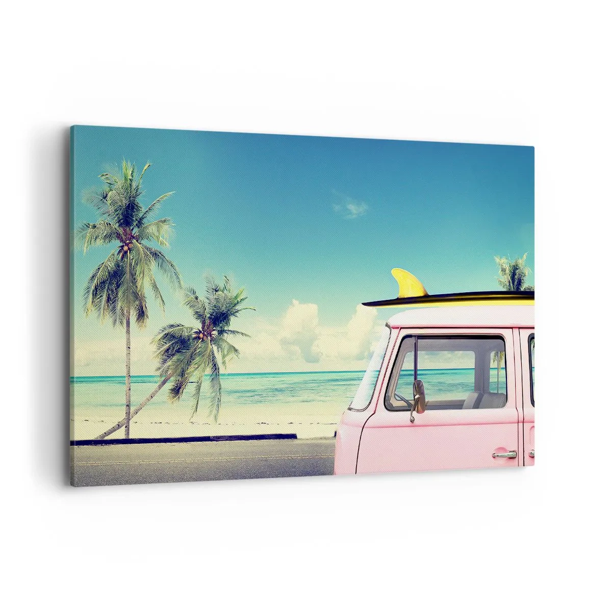 Quadro su tela - Stampe su Tela - Un furgone rosa con una tavola da surf sullo sfondo di una spiaggia tropicale. - 120x80cm - Tempo di vacanze - Decorazione murale moderna per soggiorno e camera da letto ARTTOR